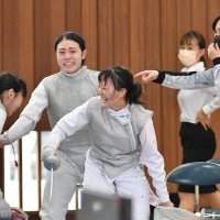 女子団体フルーレで１５年ぶりに優勝し喜ぶ検見川の宮川（中央手前）ら

