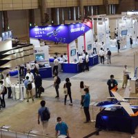 多彩なドローンが並ぶ展示会場