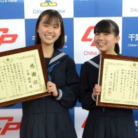 危ない…駐車場に迷子の２歳児　女子中学生2人が保護　乗り物の話で不安和らげ