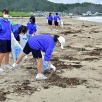地元の浜辺きれいに　海開き前御宿中生が清掃