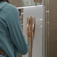 聖火リレー用トーチ展示　桜形映す鏡も　きょうまで船橋市役所