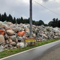 高さ４メートル、長さ８０メートル”ごみの壁”　佐倉の集落に大量産廃　住民「早く撤去を」千葉県「排出元がすべき」