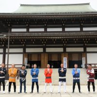 成田山新勝寺の本堂前には周辺９町と新勝寺の若者頭１０人が勢ぞろいした