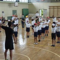 トライアスロン元日本代表　青山さん体操指導　走行能力、柔軟性アップ　長柄の小中校で特別授業