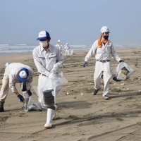 木戸浜海岸１００人が清掃　横芝光・畔蒜工務店