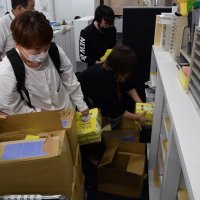 各学校向けに冊子を置くトリプルアイプロジェクトのメンバー