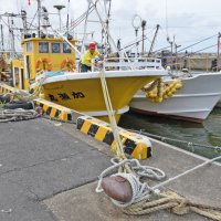 普段よりロープを結んで備える漁船＝３０日、銚子市
