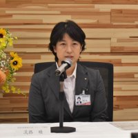ビデオ会議システムを通じ、内定者に講話する千葉銀行の淡路常務