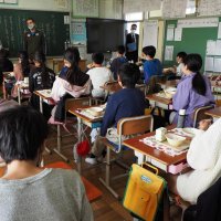 有機栽培された新米の給食を楽しむ高柳小の児童＝木更津市
