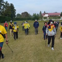 ポール手に健康増進　ノルディックウオーキング　市原のゴルフ場で体験会