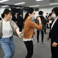 客室訓練教官ら護身術学ぶ　千葉県警、トラブル回避へ指導　成田