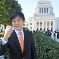 初登院する立憲民主党の本庄議員＝１０日、国会前
