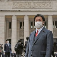 初登院する日本維新の会の藤巻議員＝１０日、国会
