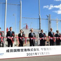 新たな桟橋の供用開始を記念した式典でテープカットを行う田村社長（中央）ら関係者
