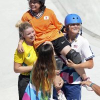 東京五輪スケートボード女子パーク決勝の演技後、選手たちに担がれる岡本碧優選手＝８月、有明アーバンスポーツパーク（共同）
