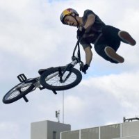 自転車ＢＭＸフリースタイル・パークの全日本選手権男子エリートクラスで優勝した中村輪夢選手＝９月、岡山市（共同）