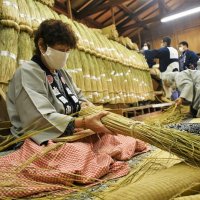 成田山正月準備着々　コロナ収束へ思い編み込む　重さ２００キロ　大しめ縄作り