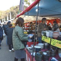 ３０万点、掘り出し物品定め　千葉市中央区青葉の森　１９日まで大陶器市