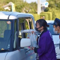 交通事故を“大根絶”　安房拓心高生らダイコン配布　館山署