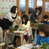 花でツリー手作り　長生・一松小　茶華道協会指導で挑戦