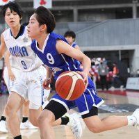 第１クオーター、ドリブルする昭和学院・田嶋（日本バスケットボール協会提供）
