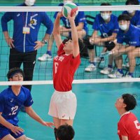 第２セット、トスを上げる習志野・五十嵐
