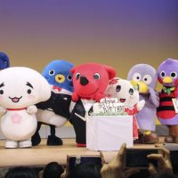 誕生日ケーキを囲むチーバくん（左から５番目）と各地のご当地マスコットキャラクター（共同）