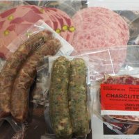 イノシシ、シカの肉を使ったソーセージやハム、テリーヌ
