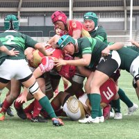 相手の突破を阻む専大松戸の選手ら