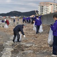 練習ない日に海岸清掃　安房高野球部が地元住民と