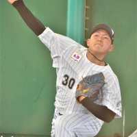 ブルペンで投げ込む千葉ロッテ・広畑