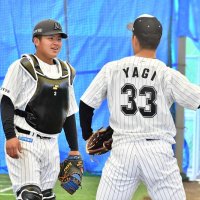ブルペンで話し込む千葉ロッテ・松川（左）と八木