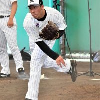 ブルペンで投げ込む千葉ロッテ・八木