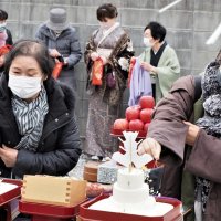 こんにゃくに刺し「針供養」　裁縫の上達も祈願　木更津・成就寺