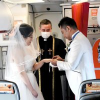 永遠の愛、上空で誓う　成田発チャーター便結婚式　千葉県内在住　岩崎晃大さん、妙さん夫妻