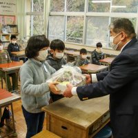 大粒のイチゴ育ったよ　児童が教育長におすそ分け　館山市立館野小