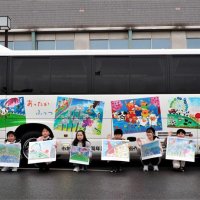 生涯学習バスに児童の絵　自然、名所、祭り…　市制施行５０周年で富津市