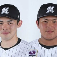佐々木朗希投手（左）と松川虎生捕手