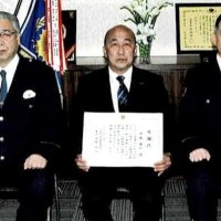 同僚の自動車を盗もうとした男を目撃、取り押さえ　容疑者逮捕に協力した伊藤さんに感謝状　君津署