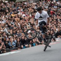 ２０１８年にフランスで開かれた世界大会で技を繰り出す佐々木さん（佐々木さん提供）
