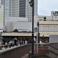 ＪＲ津田沼駅南口のモリシア津田沼と習志野文化ホール（中央）＝習志野市
