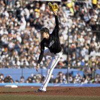オリックス戦の９回２死、最終打者を空振り三振に仕留め、完全試合を達成したロッテ・佐々木朗。計１９奪三振の１試合最多記録にも並んだ＝ＺＯＺＯマリン（共同）