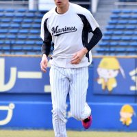 完全試合達成から一夜明け、ＺＯＺＯマリンスタジアムで練習に参加した千葉ロッテの佐々木朗希投手＝１１日午前