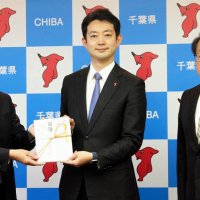 中１生事故防止へ自転車反射材寄贈　コスモス交安協が千葉県に