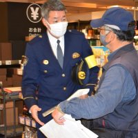 来店客にパンフレットなどを配布する松木生活安全部長＝１５日午前、千葉市緑区の「ゆみ～る鎌取ショッピングセンター」
