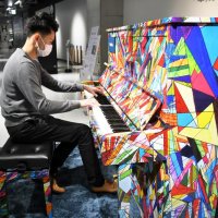空港にストリートピアノ　色彩豊か多様性表現　成田・第３ターミナル