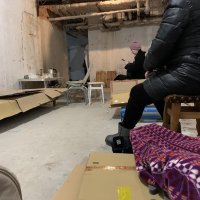 キーウのマンション地下室ではベッドの代わりに段ボールを敷き、寒さをしのいでいた（オルガさん提供）
