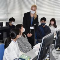 キーウから千葉に避難・オルガさん　平和や助け合い、大切さ考えて　敬愛大に勤務、学生に訴え