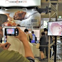 生配信の視聴者から具材のオーダーを受け付け、カレーを販売する「超フードコート」＝２９日、千葉市美浜区の幕張メッセ