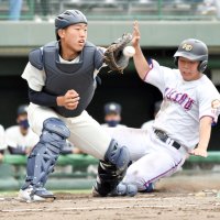 明秀学園日立―銚子商　１回裏明秀学園日立２死二塁、右前打で二走本坊が生還。捕手加藤＝栃木県総合